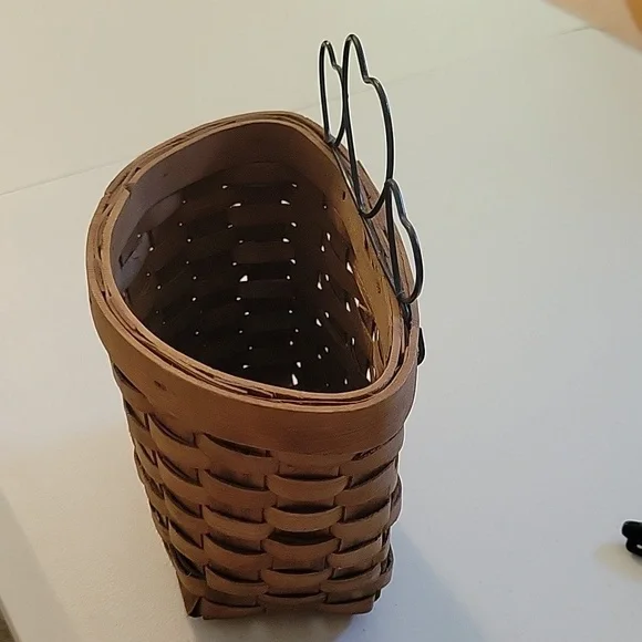 ● Vintage Wicker Basket with Hearts - Picture 3 of 8